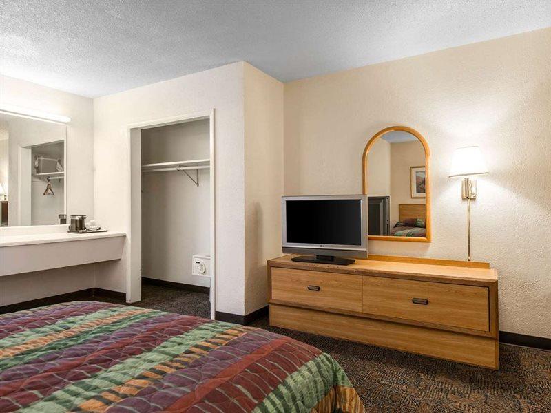 Rodeway Inn & Suites Colorado Springs Extérieur photo