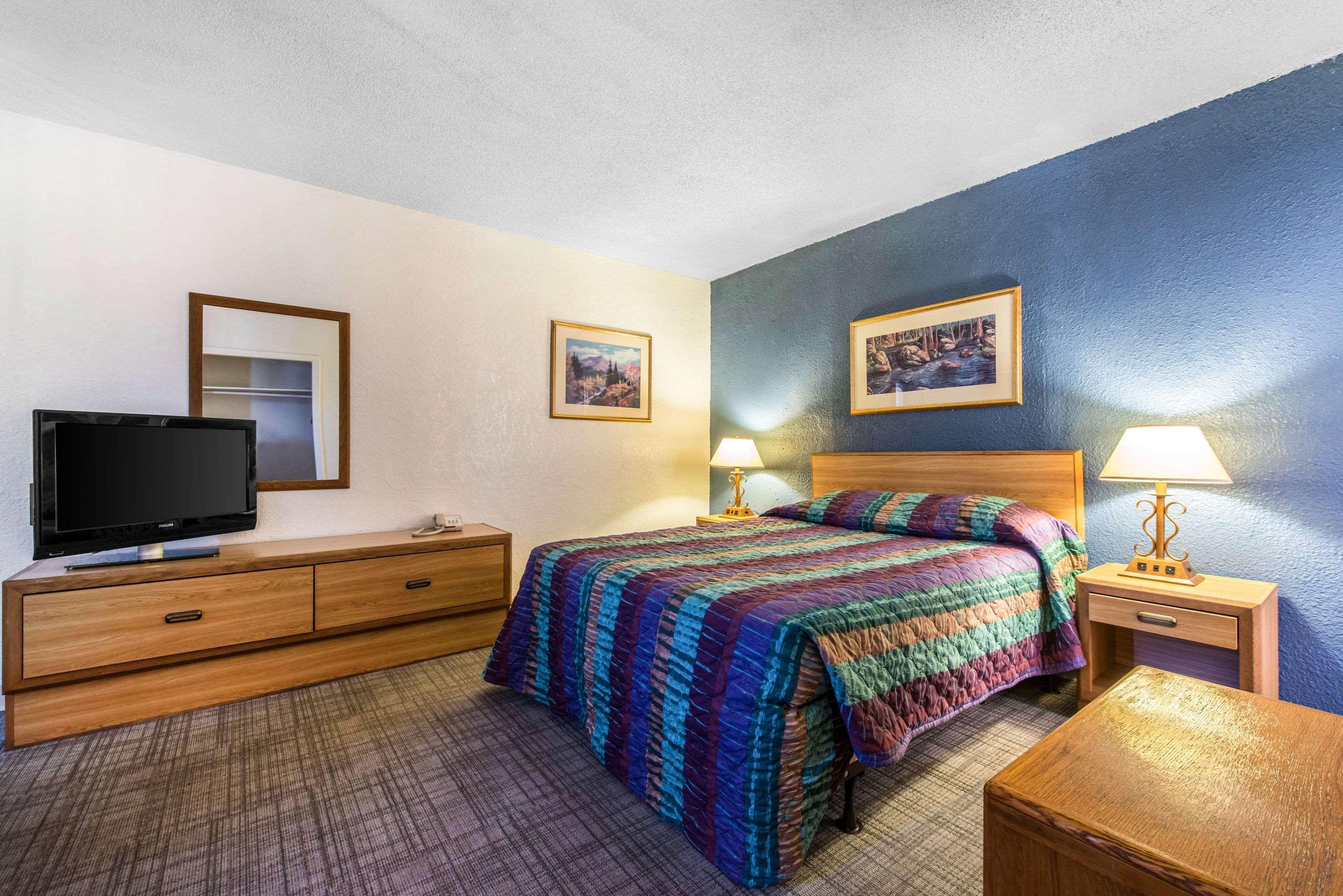 Rodeway Inn & Suites Colorado Springs Extérieur photo