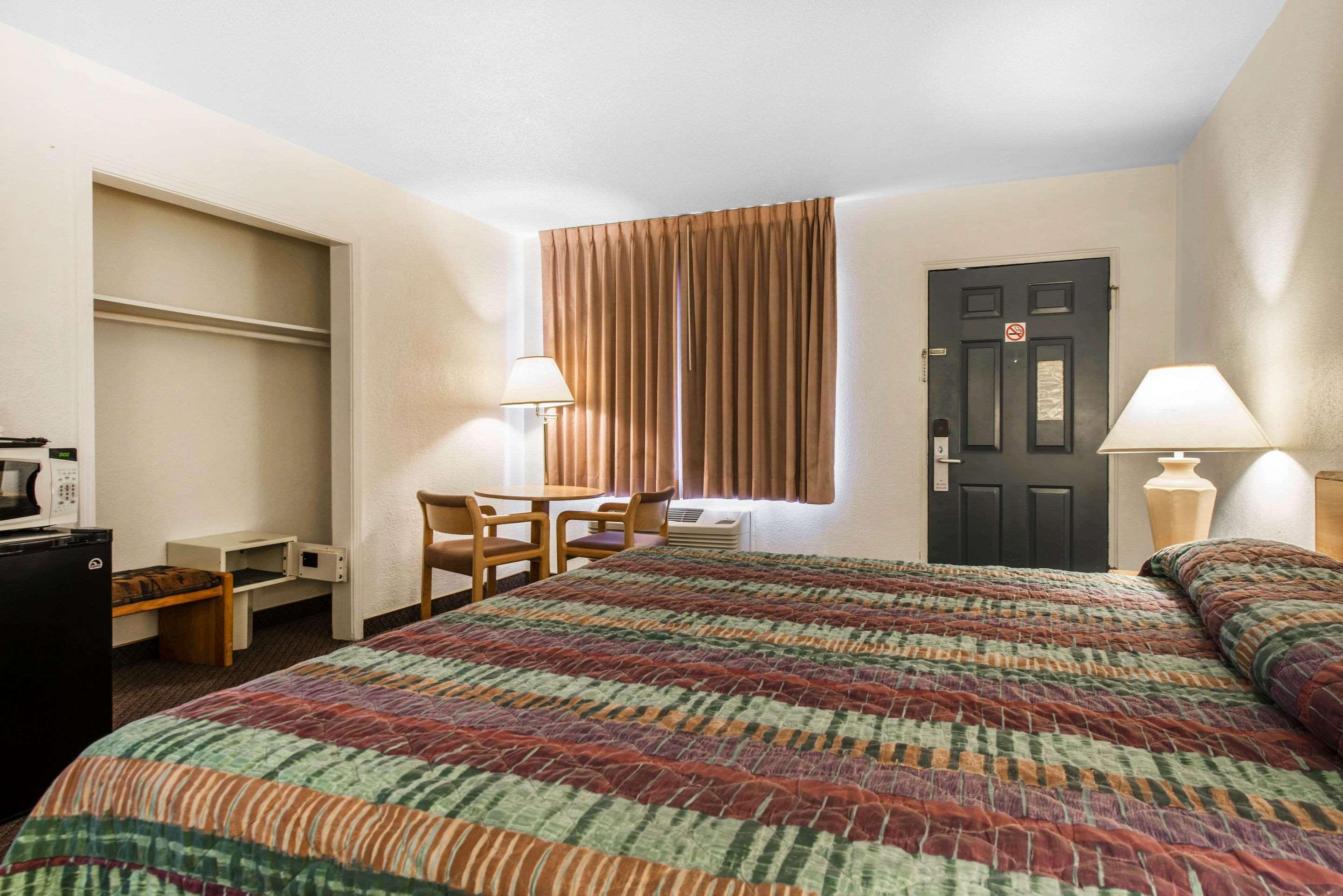Rodeway Inn & Suites Colorado Springs Extérieur photo