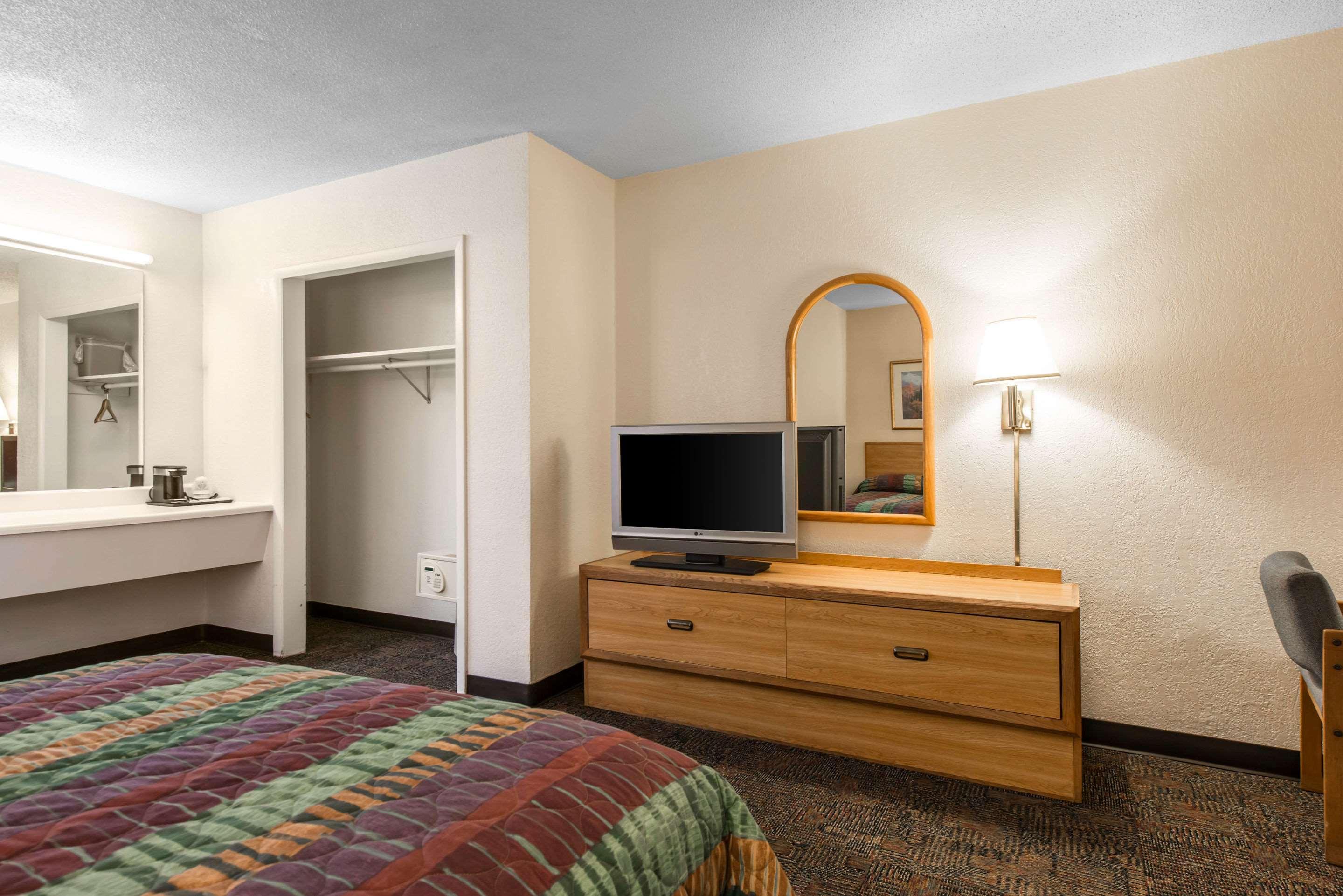 Rodeway Inn & Suites Colorado Springs Extérieur photo
