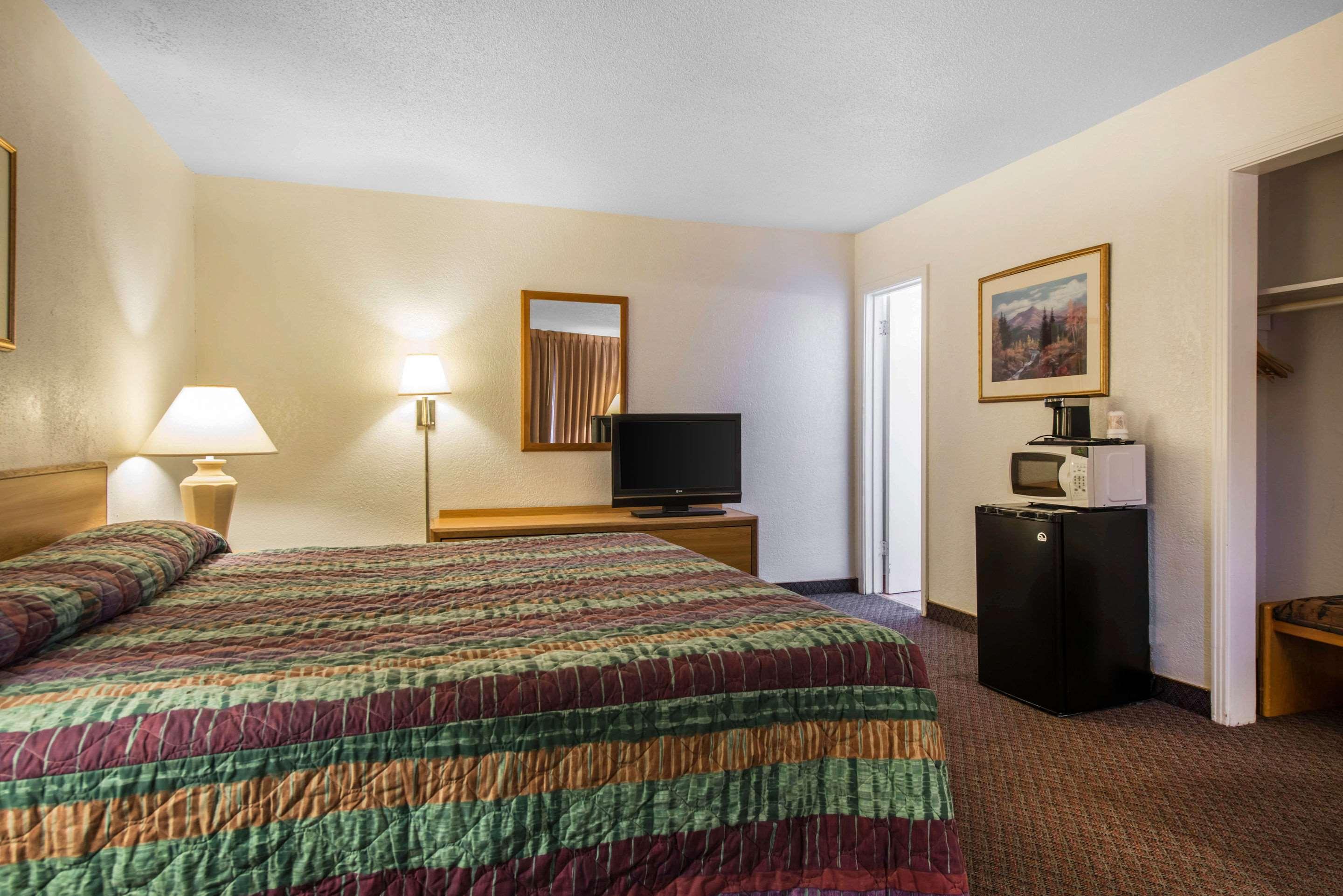 Rodeway Inn & Suites Colorado Springs Extérieur photo