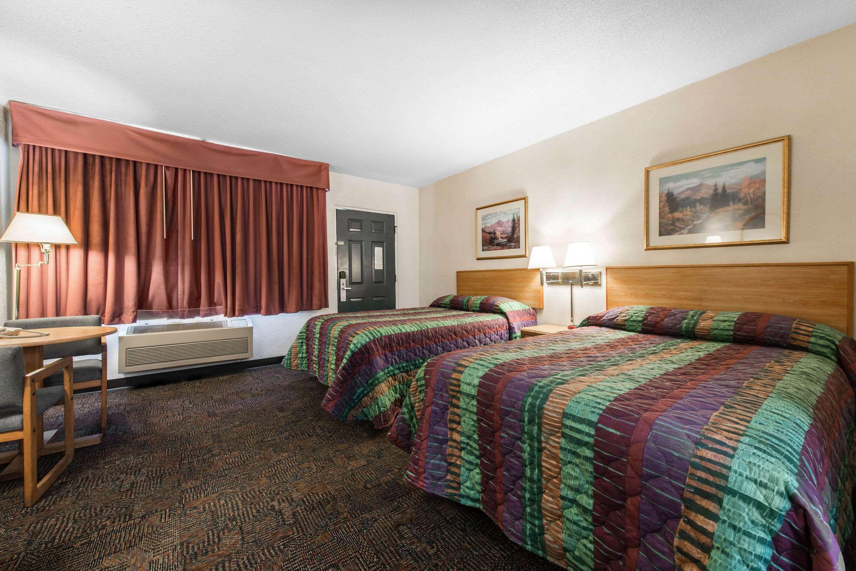 Rodeway Inn & Suites Colorado Springs Extérieur photo