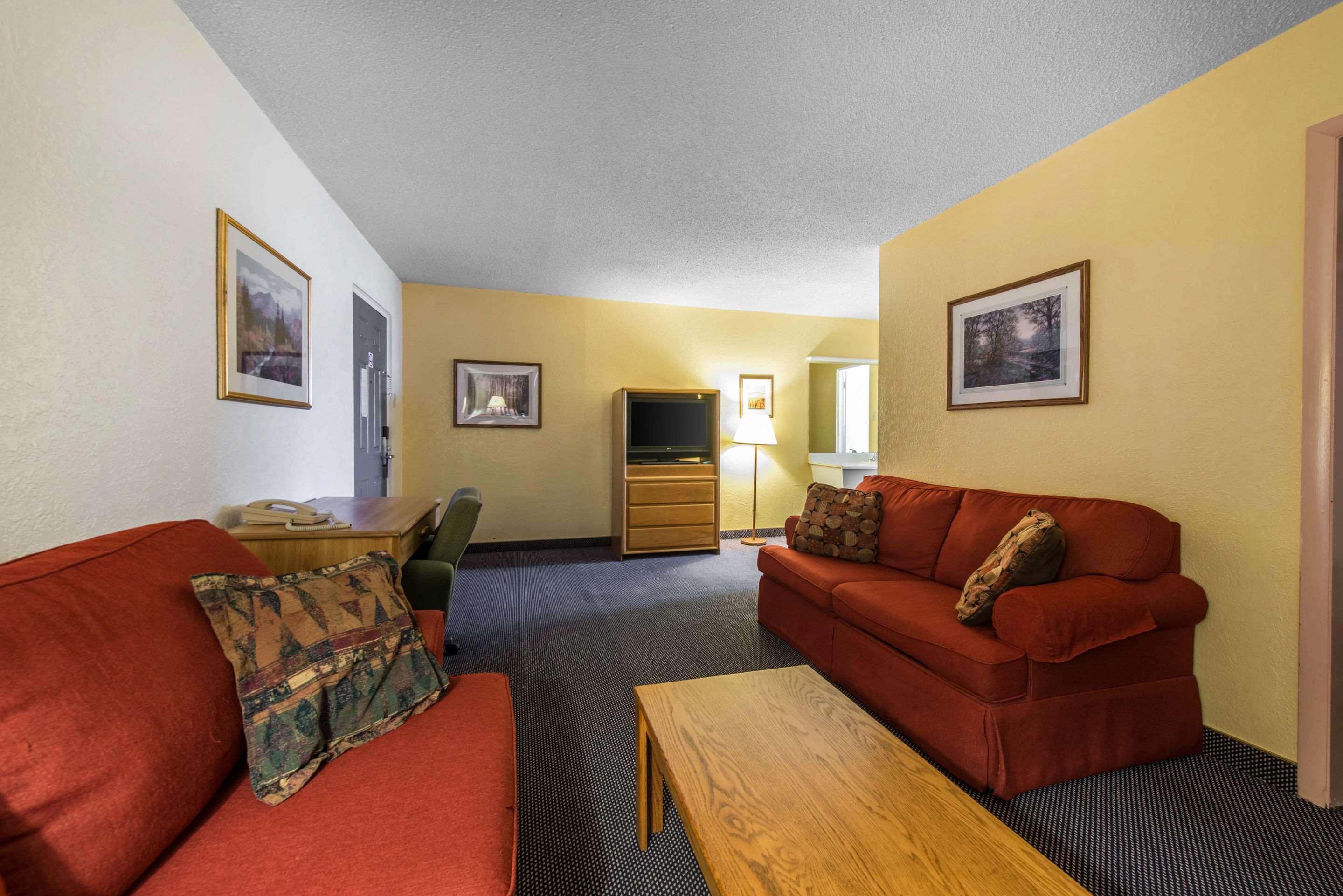 Rodeway Inn & Suites Colorado Springs Extérieur photo