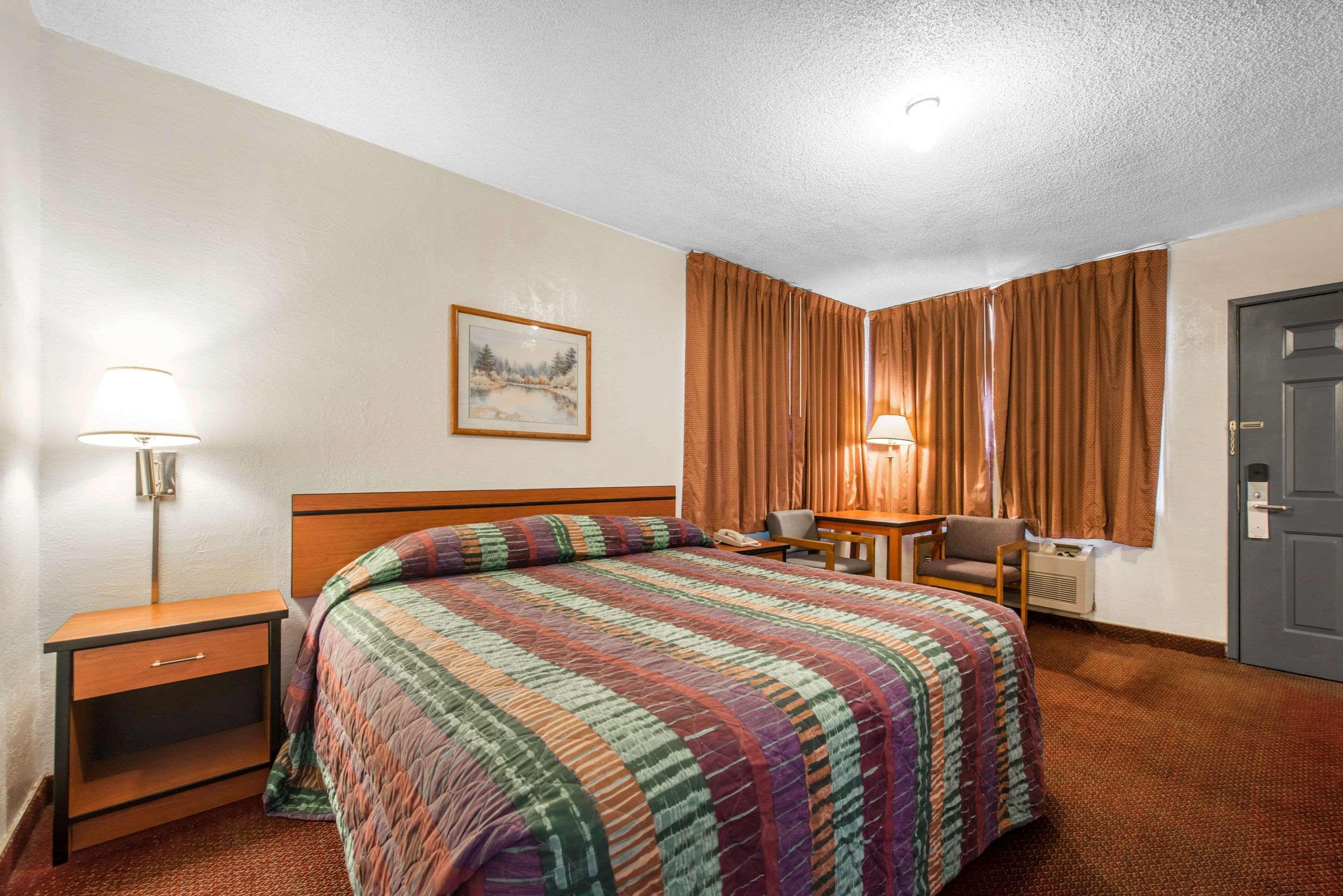 Rodeway Inn & Suites Colorado Springs Extérieur photo