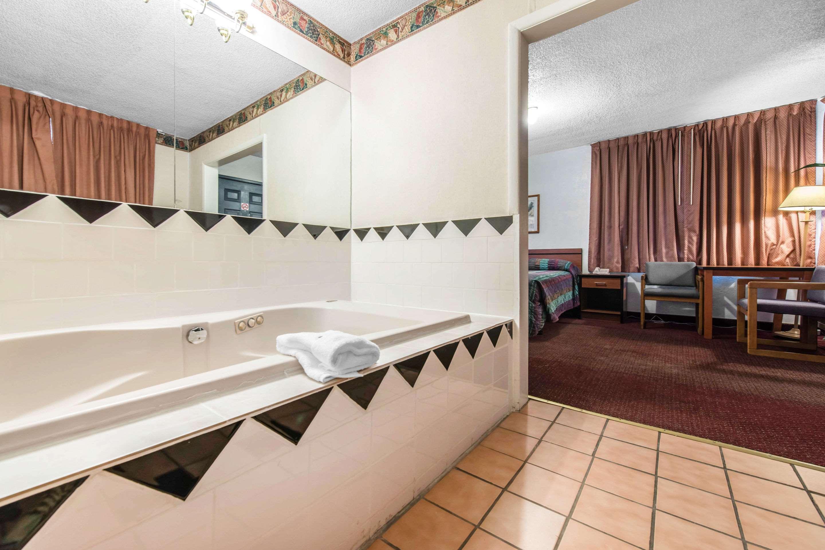 Rodeway Inn & Suites Colorado Springs Extérieur photo